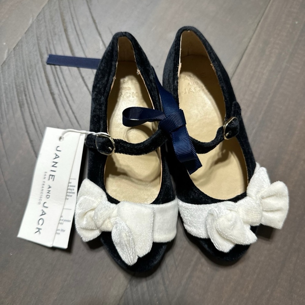 Janie and Jack black Velvet Mary Jane Shoes with Cream Bows